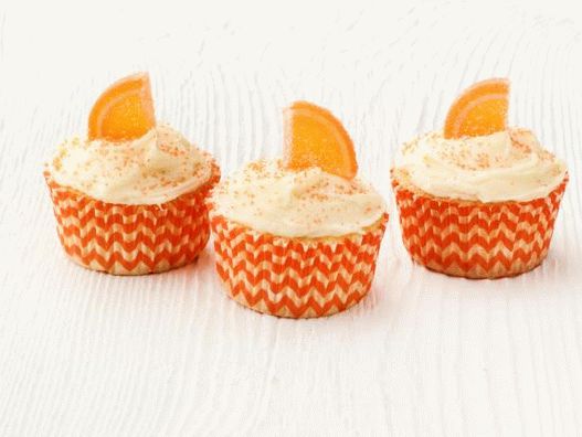 Fotografija narančastih kolača s glazurama