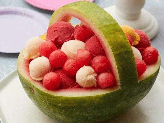Foto košarica lubenice sa sorbetom