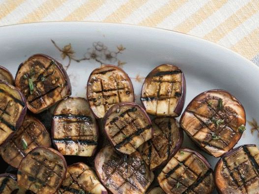 Fotografija patlidžana sa roštilja s češnjakom i ružmarinom