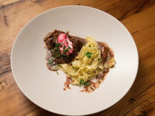 Fotografija govedine stroganoff sa kiselim vrhnjem i repe