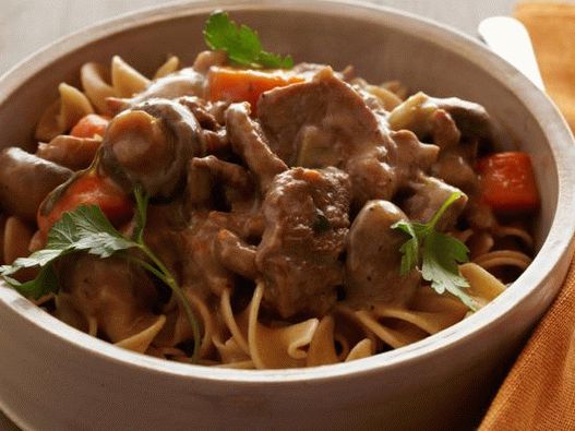 Fotografija govedine stroganoff u štednjaku