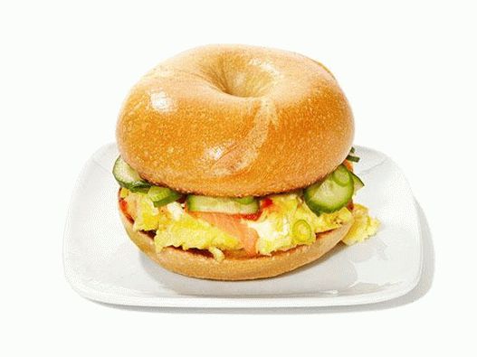 Foto sendviči s bagelom s začinjenim omletom i dimljenim lososom