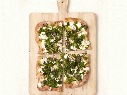 Foto bijela pizza s brokolijem