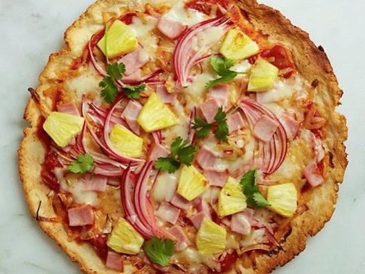 Foto pica bez glutena sa šunkom i ananasom