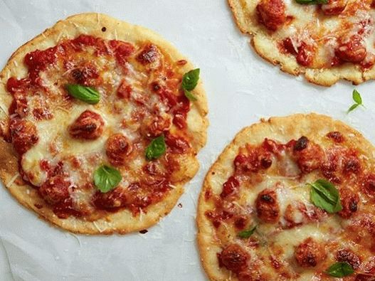 Fotografija porcija pica bez glutena s puretinama
