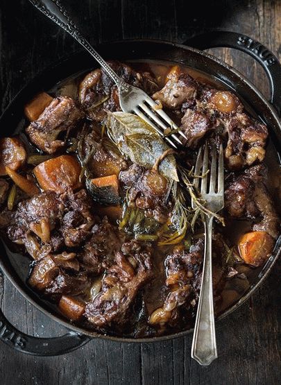 Foto okstail zapečen u pivu