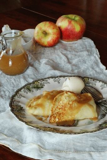 Foto palačinke s punjenjem bundeve i jabuke i domaćim sladoledom