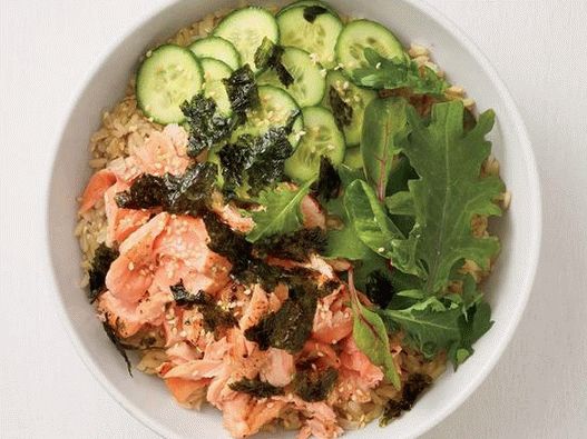 Foto zdjela riže sa lososom