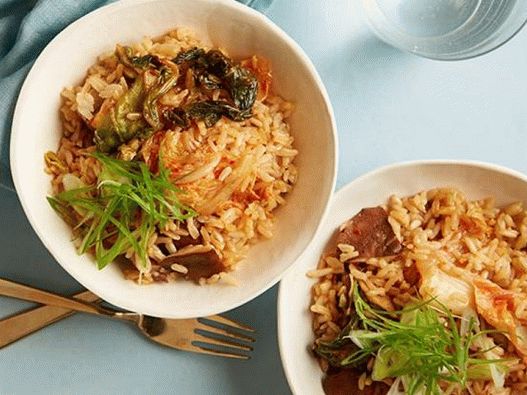 Foto smeđa riža s gljivama i kimchijem