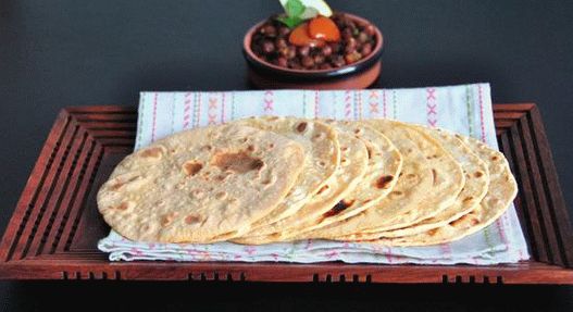 Fotografija Chapatija - indijske tortilje od pšeničnog brašna u tavi