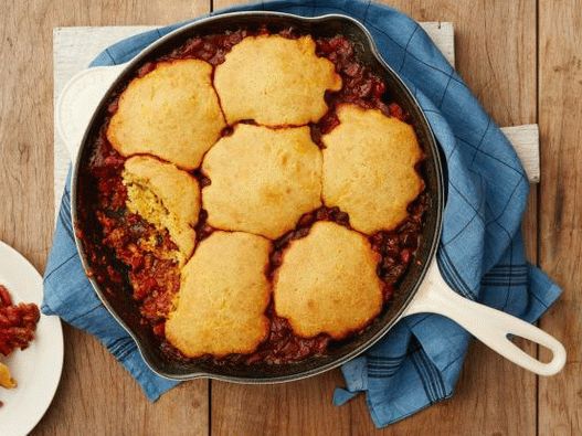 Fotografija Čilea u tavi s kukuruznim kruhom