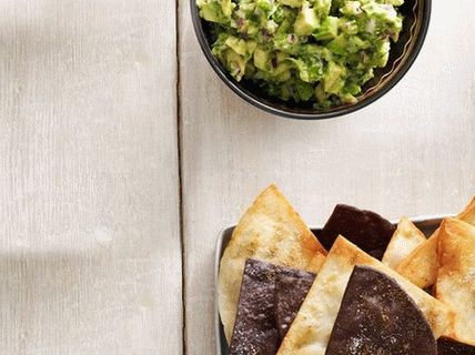 Foto tortilja čips s umakom od guacamole