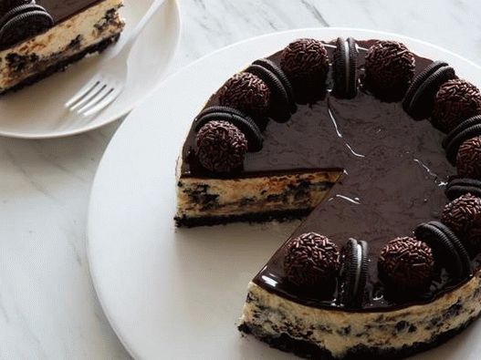 Fotografija torte s sirom s Oreo kolačićima i čokoladnim glazurom