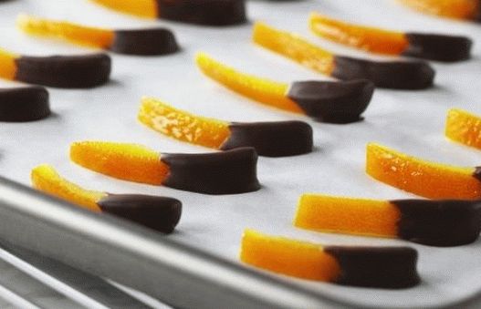Foto kandirane kore naranče u čokoladi