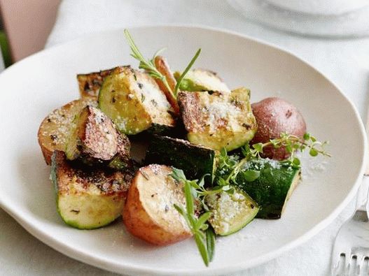 Fotografija tikvica i krumpira pečenih sa sirom ispod roštilja