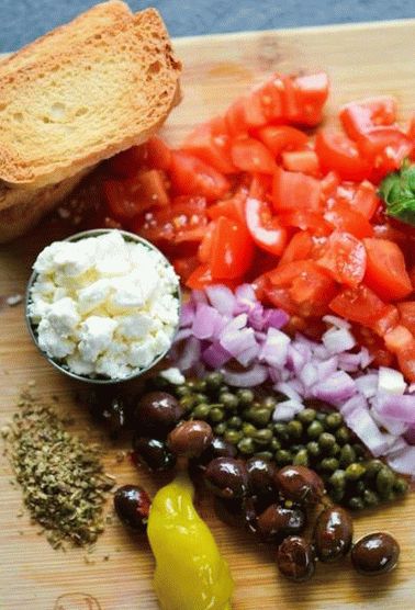 Fotografija Dakosa (grčka salata na tostovima)