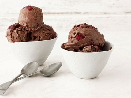 Foto domaći čokoladno-trešnja sladoled