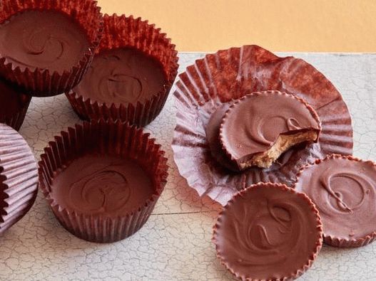 Foto domaći čokoladni bomboni punjeni maslacem kikirikija