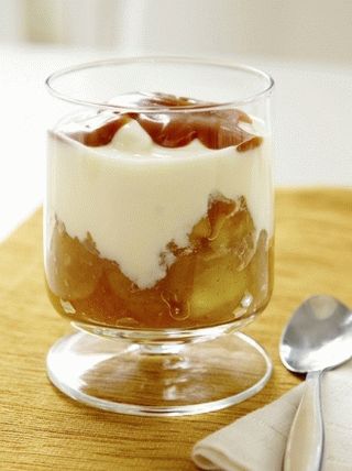 Foto domaći jogurt s kompotom od jabuke