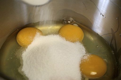 Tuku jaja sa šećerom dok ne budu pjenasta