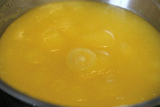 Pomiješajte jaje pjenu s maslacem i dovedite do vrenja