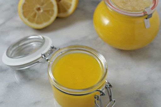 Sipajte limunovu kordu u posude