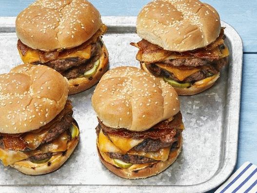 Fotografija dvostrukog čizburgera s javorovom slaninom 23. veljače