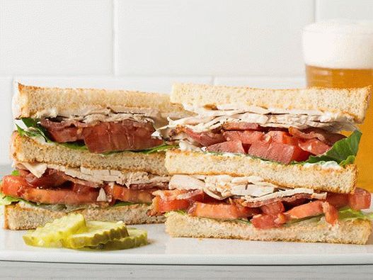 Foto dvostruki sendvič sa puretinom