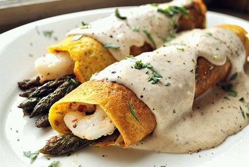 Foto punjene palačinke s umakom Bechamel