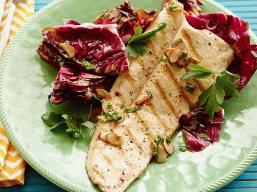 Fotografija sa pastrmkom na žaru s preljevom od naranče-badema