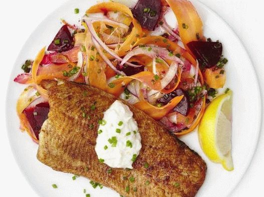 Foto pastrva sa salatom od mrkve i repe u kineskom