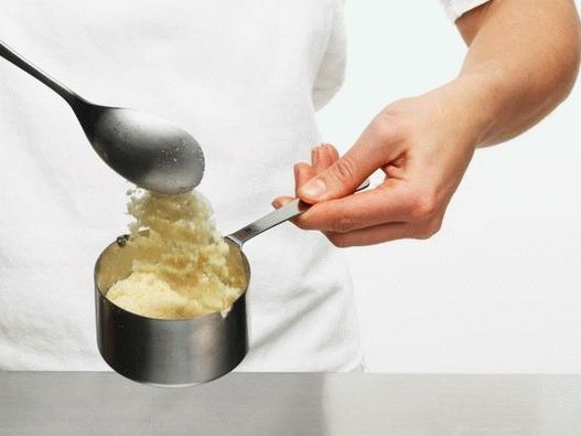 Ulijte bademovo brašno u mjernu šalicu, uklonite višak