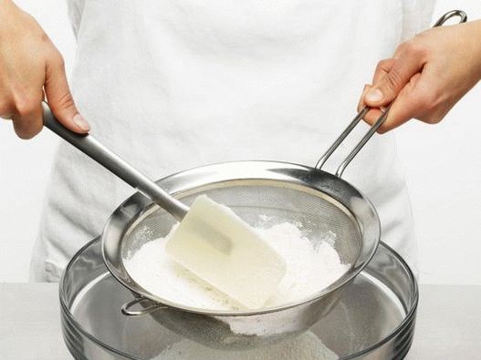 Prosijte šećer i brašno kroz sitno sito da uklonite kvržice