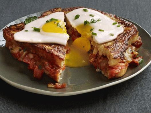 Foto francuski tosti s džemom od rajčice, slaninom i prženim jajima