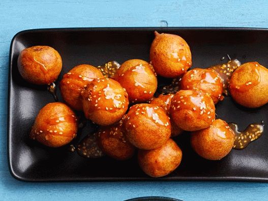 Fotografija rižinih riba u sezamovom sirupu