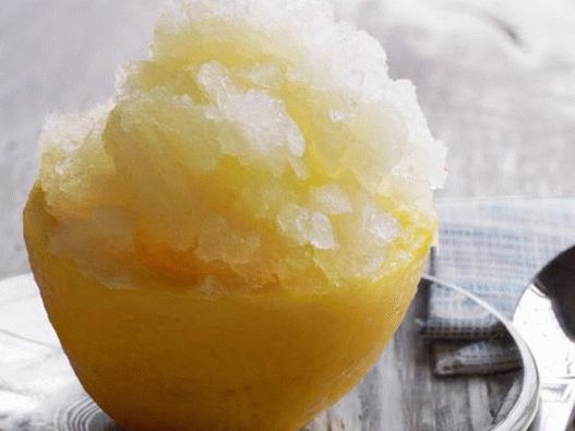 Fotografski voćni led limunade s bosiljkom