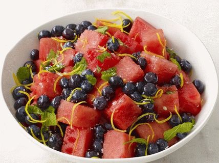 Fotografska voćna salata od lubenice s borovnicama
