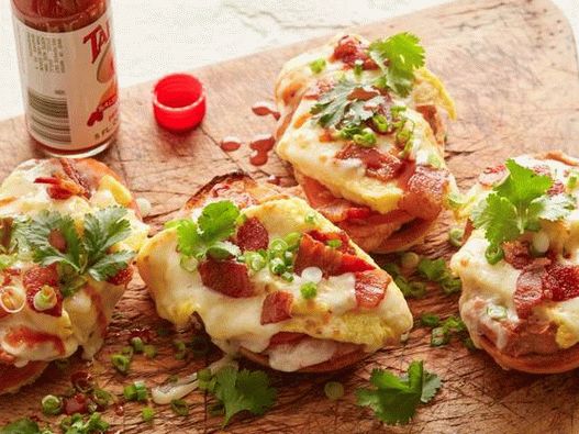 Foto vrući Mollete sendviči s prženim jajima i slaninom
