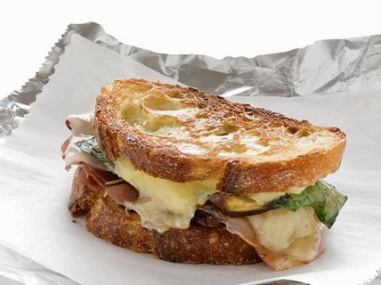 Foto vrući sendviči s datuljama i suhim pršutom