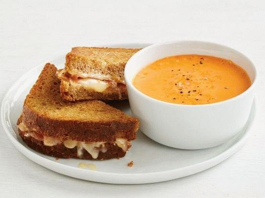 Foto vrući sendviči sa sirom i španjolska šunka uz gazpacho