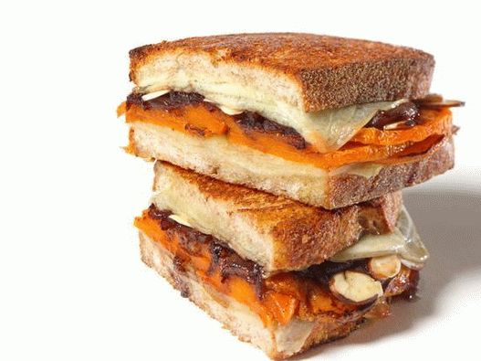 Foto vrući sendviči s bundevom, sirom i karameliziranim lukom