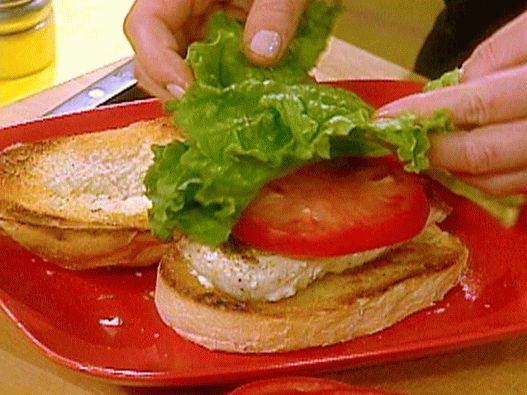 Foto vrući sendvič na roštilju s umakom od lima i tartara uz salatu od šparoga