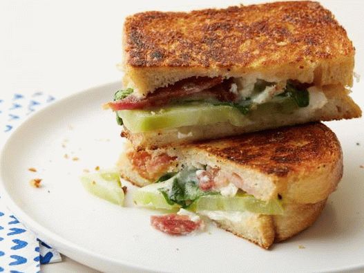 Foto vrući sendvič s povrtnim fizalom, slaninom i kozjim sirom