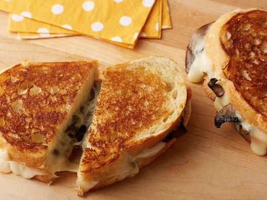 Foto vrući sendvič sa sirom, pečena paprika blanširana i gljivama