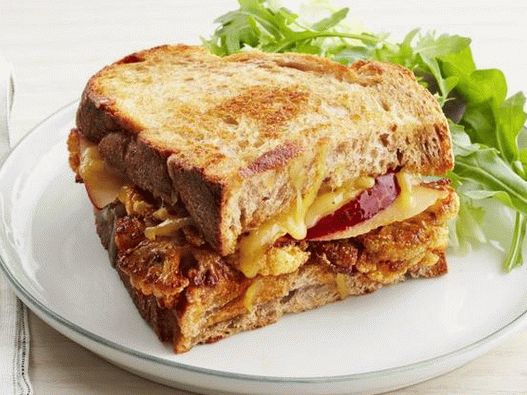 Foto sendvič s toplim sirom i karfiolom