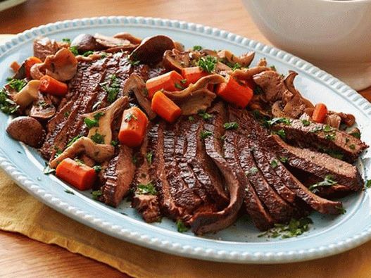 Foto govedina briket s mesnim umakom u sporom kuhaču