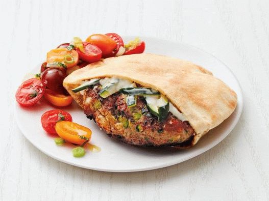 Foto grčki hamburger sa salatom od puretine i rajčice