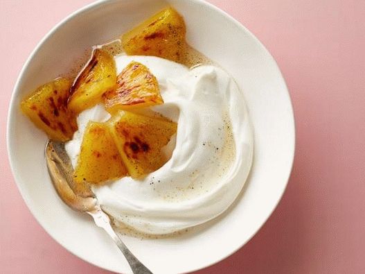 Foto grčki jogurt s pečenim ananasima u narančinom i mednom sirupu