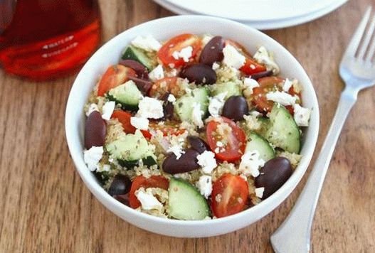 Fotografija grčke salate Horiatica s kvinojom