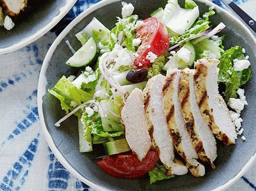 Foto grčka salata od marinirane piletine s origanom